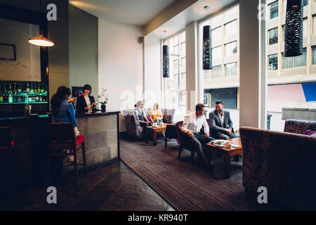 Leute in einer Bar Stockfoto