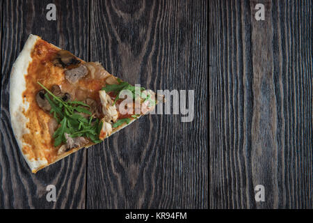 Pizza mit Hühnerfleisch und Champignons Stockfoto