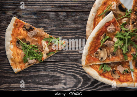 Pizza mit Hühnerfleisch und Champignons Stockfoto