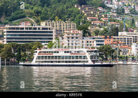 Locarno, Schweiz - 28. Mai 2016: Das motorschiff Verbania auf eine Kreuzfahrt geht an der Promenade am alpine Lago Maggiore in Schönheit schweizer Landschaft reisen. Stockfoto