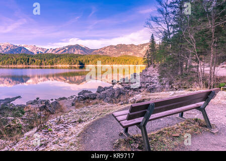 Bank am Ufer eines Sees, alpine Stockfoto