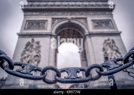 Kettenglieder und dem Arc de Triomphe im Hintergrund Stockfoto