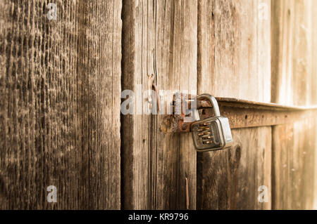 Metall-Sperre für alte Scheune Stockfoto