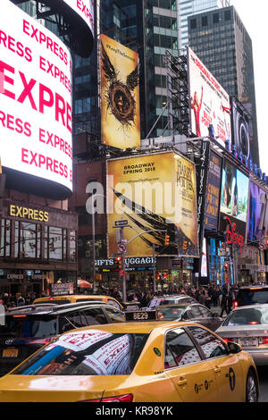 Verkehr und elektronische Anschlagtafeln in Times Square, New York City, USA Stockfoto