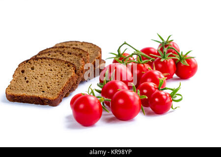 Zusammensetzung der Scheiben Schwarzbrot und paar Cherry-Tomaten Stockfoto