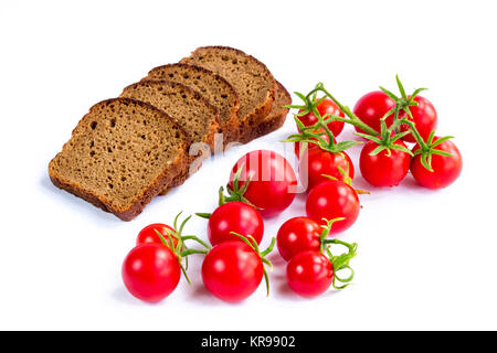 Zusammensetzung der Scheiben Schwarzbrot und Cherry-Tomaten Stockfoto