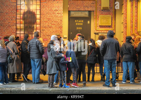 Fans vor der Bühne Tür Der Lunt-Fontanne Theater für Roald Dahls Charlie und die Schokoladenfabrik, NYC, USA warten Stockfoto