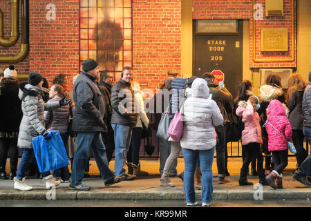 Fans vor der Bühne Tür Der Lunt-Fontanne Theater für Roald Dahls Charlie und die Schokoladenfabrik, NYC, USA warten Stockfoto