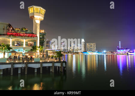 Singapur, Singapur - ca. September 2017: Skyline von Singapur Stadt bei Nacht, Singapur. Stockfoto