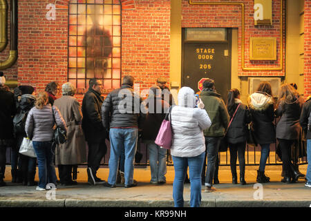 Fans vor der Bühne Tür Der Lunt-Fontanne Theater für Roald Dahls Charlie und die Schokoladenfabrik, NYC, USA warten Stockfoto