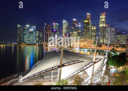 Singapur, Singapur - ca. September 2017: Skyline von Singapur Stadt bei Nacht, Singapur. Stockfoto