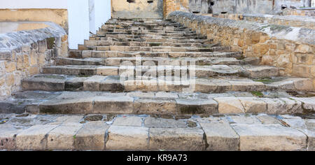 Alte verwitterte Stein Treppen und Mauern Hintergrund. Nahaufnahme mit Details. Stockfoto