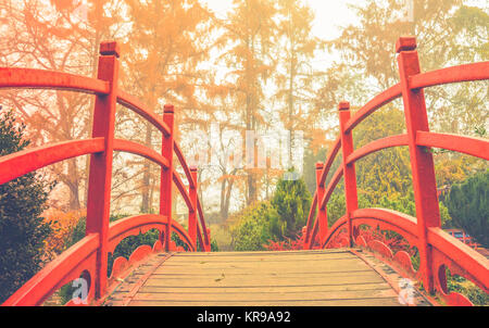 Roten Holzbrücke in weiches Licht Stockfoto