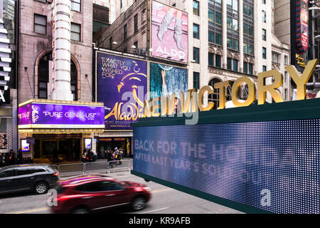 New Victory Theater und New Amsterdam Theatre Markisen an der 42nd Street, New York, USA Stockfoto