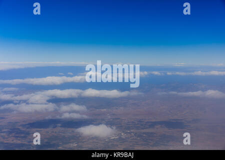 Planeten Erde. Blauer Himmel, weiße Wolken, Land. Luftaufnahme. Stockfoto