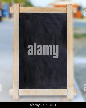 Holzrahmen mit leeren Tafel innen und unscharfen Hintergrund, Platz für Text. Stockfoto