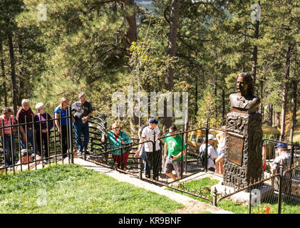 Reisegruppe besucht Wild Bill Hickok Grab, Mount Moriah Cemetery in Deadwood, South Dakota, USA Stockfoto