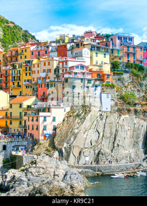 Bunte traditionelle Häuser auf einem Felsen über dem Mittelmeer, Manarola, Cinque Terre, Italien Stockfoto