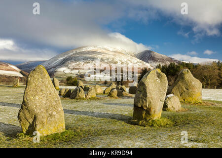 Castlerigg Steinkreis und schneebedeckten Blencathra, des englischen Lake District, Großbritannien Stockfoto