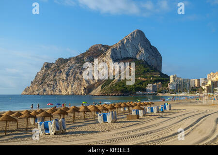 Calpe, Spanien - 26. Juli 2017: Calpe Rock, Ifach, vom Strand aus gesehen, Nordseite von Calpe, Costa Blanca, Spanien. Stockfoto