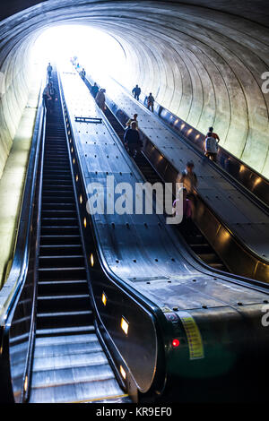 Die rolltreppen zur U-Bahn Station am Dupont Circle, Washington, DC. Stockfoto