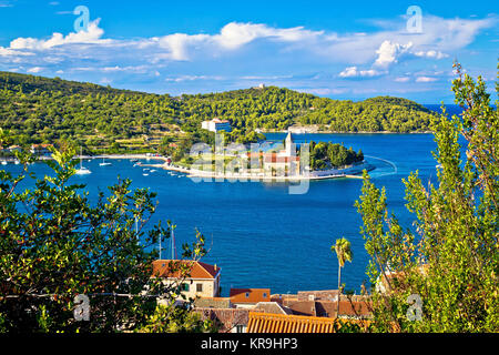 Bucht von Vis Kirche und Blick aufs Wasser Stockfoto