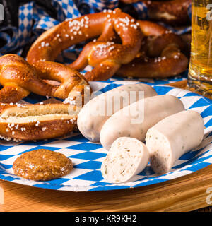 Bayerische Wurst mit Brezel und süßem Senf Stockfoto