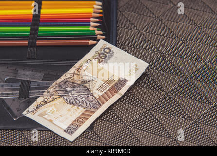 teure Schule Thema, Federmäppchen mit polnischen Geld Stockfoto