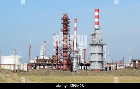 Destillationskolonnen, Rohre und andere Ausrüstung-Öfen-Raffinerie. Stockfoto