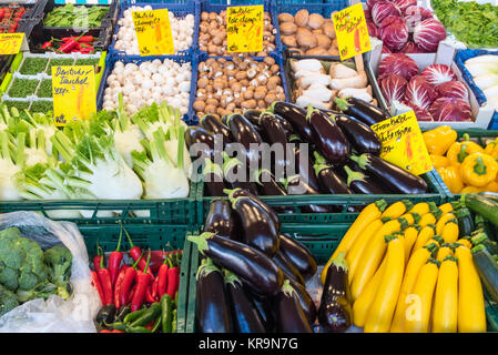 Große Auswahl an Gemüse auf einem Markt Stockfoto