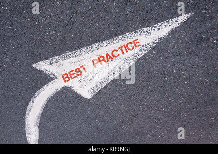 Direktionale weiß lackierten Pfeil mit Worten BEST PRACTICE über Fahrbahn Stockfoto