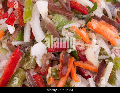 Gefrorene Chinesisch mix Gemüse mit schwarzen Pilz Pilze, die Streifen hautnah Stockfoto