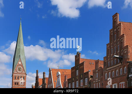 Kirchturm von St. John's und Giebelhäuser in Lüneburg Stockfoto