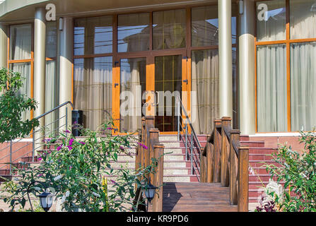 Fragment der Fassade des Resorts. Stockfoto