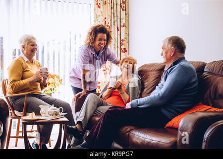 Kaffee und Kuchen in der Care Home Stockfoto