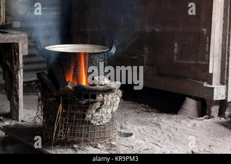 Kochen mit Holzkohle Stockfoto