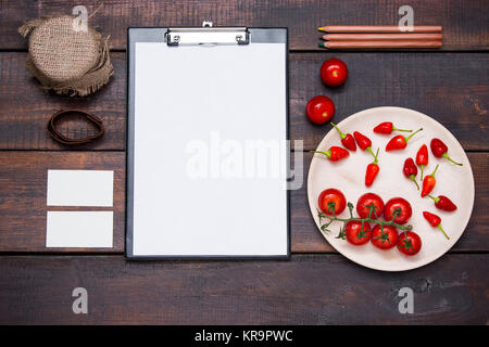 Büro Schreibtisch Tisch mit Bleistiften, Vorräte und Gemüse Stockfoto