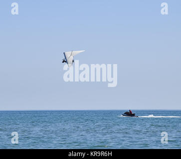 Trike, Fliegen in den Himmel mit zwei Personen an. Stockfoto