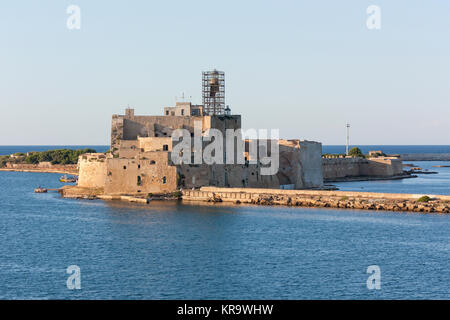 Leuchtturm unter Renovierung im Hafen von Brindisi Stockfoto