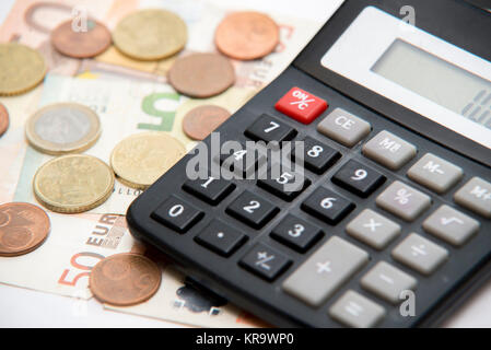 Nahaufnahme der euro währung. Münzen, Banknoten und Rechner Stockfoto