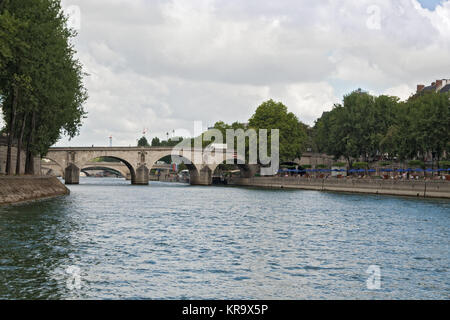 Pont Marie über den Fluss Seine im Zentrum von Paris. Stockfoto