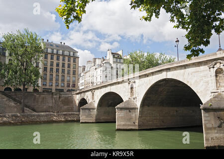 Pont Marie über den Fluss im Zentrum von Paris. Stockfoto