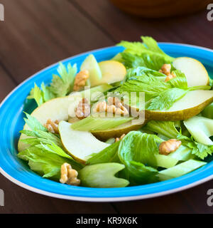 Sellerie, Birne und Walnuss-salat Stockfoto