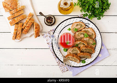 Rolle von Huhn Hackfleisch mit Brokkoli und Tomatensauce. Flach. Ansicht von oben Stockfoto