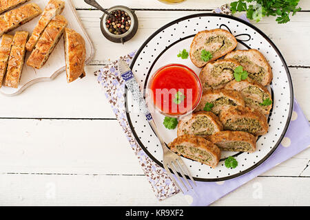 Rolle von Huhn Hackfleisch mit Brokkoli und Tomatensauce. Flach. Ansicht von oben Stockfoto