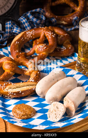 Bayerische Wurst mit Brezel, süßen Senf und Bier Stockfoto