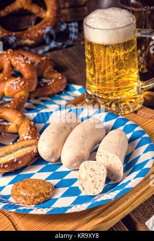 Bayerische Wurst mit Brezel, süßen Senf und Bier Stockfoto