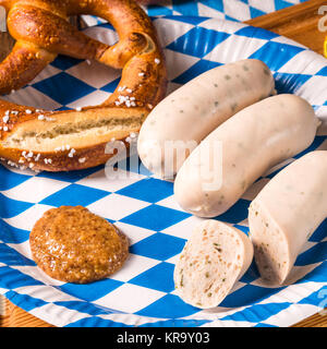 Bayerische Wurst mit Brezel, süßen Senf und Bier Stockfoto