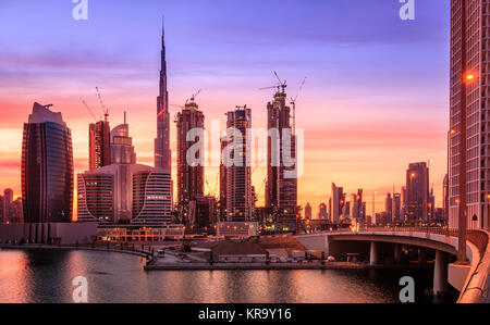 Blick auf die Skyline von Dubai Downtown bei Sonnenuntergang Stockfoto