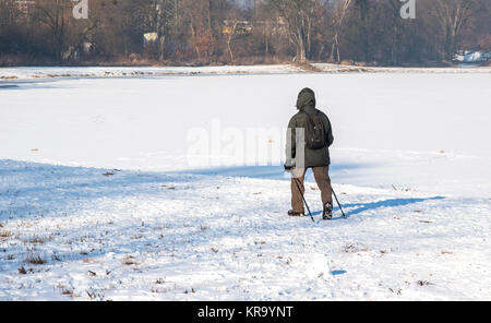 Männer mit Trekking auf einer einsamen Winter expedition Foto Stockfoto